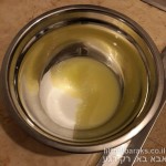 שמים את החמאה המומסת והסוכר בתוך קערה. מערבבים בעזרת מטרפה עד שיש (סוג של) עיסה אחידה.